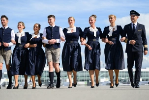 Mitarbeiter der Lufthansa Group präsentieren am Flughafen München die Tracht für die Crew im Vorfeld des diesjährigen Oktoberfestes., © DPA/Lukas Barth-Tuttas