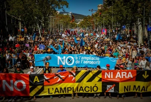 Spanien, Barcelona: Eine große Menschenmenge ist bei einer Demonstration gegen den Ausbau des Flughafens Barcelona zu sehen., © DPA/Kike Rincón/EUROPA PRESS