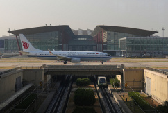 China, Peking: Ein Passagierflugzeug der Air China und ein Zug am Terminal des Beijing Capital International Airport., © DPA/Andy Wong/AP