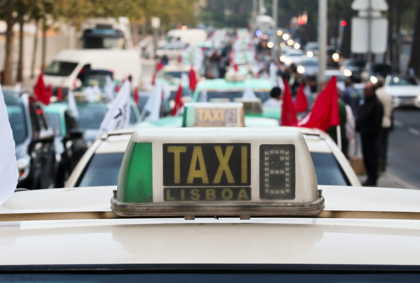 Festpreis für Taxis am Flughafen Lissabon, © DPA/Antonio Cotrim/epa