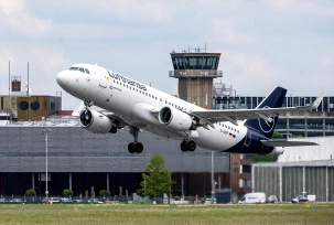Bremen: Ein Lufthansa-Flugzeug startet vom Flughafen., © DPA/Sina Schuldt