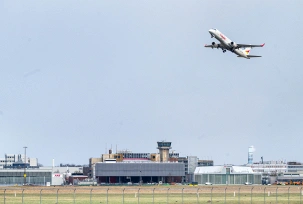 Flugzeug startet vom Flughafen Bremen., © DPA/Sina Schuldt