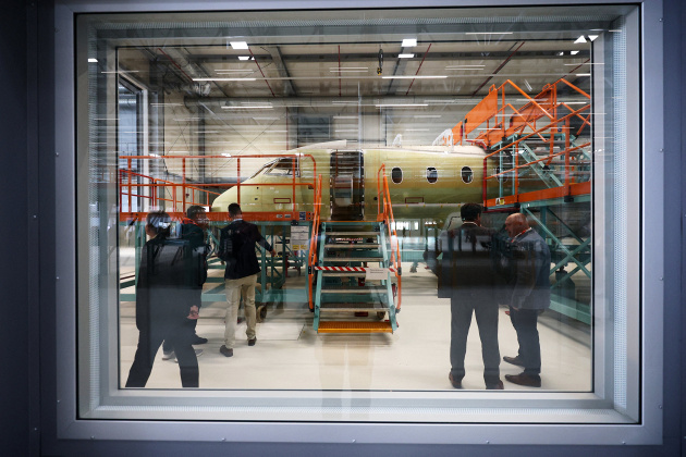 Besucher besichtigen den Trainingsrumpf des neuen Typs D328eco nach der offiziellen Eröffnung der Endmontagelinie von Deutsche Aircraft am Flughafen Leipzig/Halle., © DPA/Jan Woitas