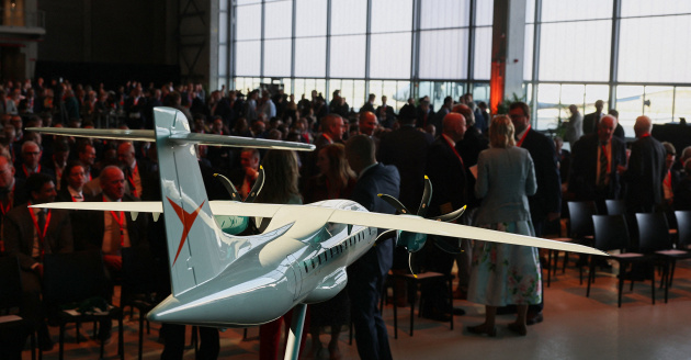 Ein Modell des neuen Typs D328eco steht bei der offiziellen Eröffnung der Endmontagelinie von Deutsche Aircraft in einer Halle am Flughafen Leipzig/Halle., © DPA/Jan Woitas