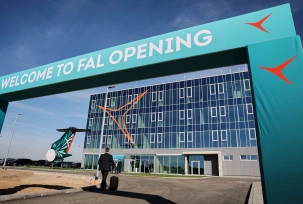 Ein Gast geht zur offiziellen Eröffnung der Endmontagelinie von Deutsche Aircraft am Flughafen Leipzig/Halle., © DPA/Jan Woitas