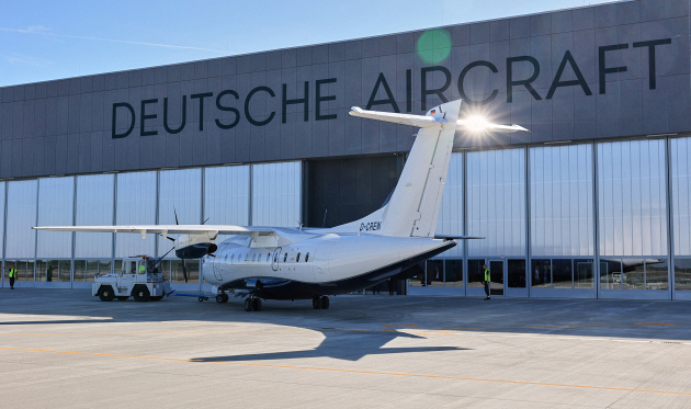 Eine Dornier 328 wird nach der offiziellen Eröffnung der Endmontagelinie für den neuen Typ D328eco von Deutsche Aircraft am Flughafen Leipzig/Halle für den Abflug vorbereitet, © DPA/Jan Woitas