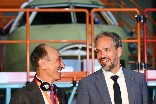 Fatih Özmen (l), CEO der Sierra Nevada Corporation, und Nico Neumann, CEO Deutsche Aircraft, stehen vor einem Trainingsrumpf des neuen Typs D328eco nach der offiziellen Eröffnung der Endmontagelinie von Deutsche Aircraft am Flughafen Leipzig/Halle, © DPA/Jan Woitas
