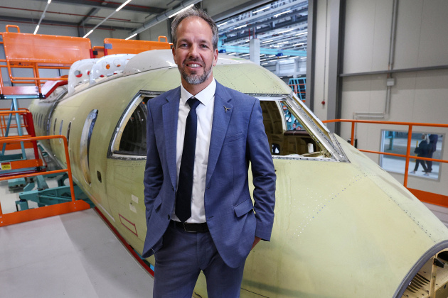Nico Neumann, CEO Deutsche Aircraft, steht vor einem Trainingsrumpf des neuen Typs D328eco, © DPA/Jan Woitas
