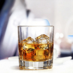 Whiskey im Flugzeug., © airliners.de/KI