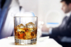 Whiskey im Flugzeug., © airliners.de/KI