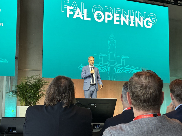 Deutsche Aircraft CEO Nico Neumann spricht bei der Eröffnung der Endmontagehalle., © airliners.de/David Haße