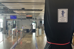 Nanu, wo ist der Servicedesk der Lufthansa? Und was verbirgt sich in der verhüllten Säule? Genaues weiß man noch nicht., © airliners.de/Andreas Sebayang