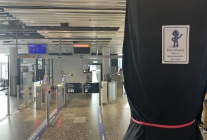 Nanu, wo ist der Servicedesk der Lufthansa? Und was verbirgt sich in der verhüllten Säule? Genaues weiß man noch nicht., © airliners.de/Andreas Sebayang