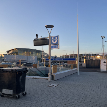 Praktisch fertig. Der Ausgang des U-Bahnhofs im Bereich des Bürogebietes am Flughafen Düsseldorf., © airliners.de/Andreas Sebayang
