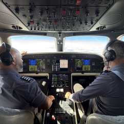 Piloten im Cockpit eines Flugzeugs von Flexjet über den Wolken., © Andreas Spaeth