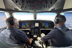 Piloten im Cockpit eines Flugzeugs von Flexjet über den Wolken., © Andreas Spaeth