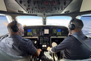 Piloten im Cockpit eines Flugzeugs von Flexjet über den Wolken., © Andreas Spaeth