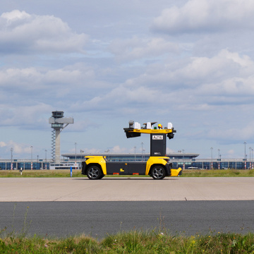 Roboxi auf Vorfeld des BER im Hintergrund Terminal und Tower, © airliners.de/Alexander Becker