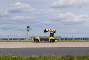 Roboxi auf Vorfeld des BER im Hintergrund Terminal und Tower, © airliners.de/Alexander Becker