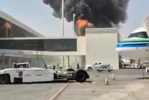 Saudi-Arabien, Riad: Dieses Bild aus einem Video, das von AP beschafft und überprüft wurde, zeigt dichten schwarzen Rauch und Flammen, die bei einem Brand am King-Khalid-Flughafen in Riad aufsteigen, © DPA/Uncredited/UGC via AP