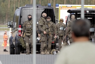 Einsatzkräfte eines Spezialeinsatzkommandos (SEK) sind auf dem Flughafengelände in Nürnberg unterwegs., © DPA/Tizian Gerbing