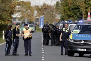 Polizeikräfte und Einsatzfahrzeuge auf einer Straße am Flughafen Nürnberg, © DPA/Tizian Gerbing