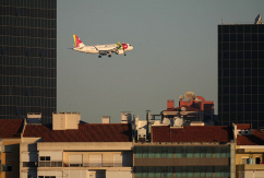 Ein Airbus A320 der Tap Air Portugal im Landeanflug auf Lissabon., © DPA/Armando Franca