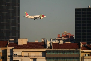 Ein Airbus A320 der Tap Air Portugal im Landeanflug auf Lissabon., © DPA/Armando Franca