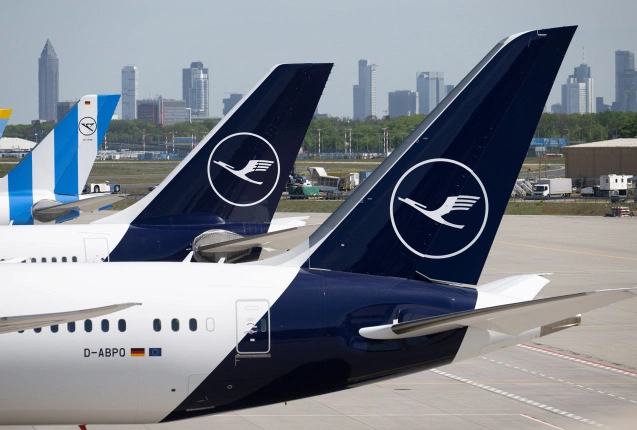 Passagiermaschinen der Lufthansa und der Condor stehen am Flughafen Frankfurt, © DPA/Boris Roessler