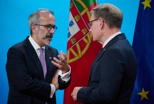 Johann Wadephul (r, CDU), Außenminister, und Paulo Rangel, Außenminister von Portugal, unterhalten sich am Ende einer Pressekonferenz nach ihrem Gespräch im Auswärtigen Amt., © DPA/Bernd von Jutrczenka