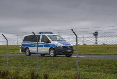 Ein Polizeifahrzeug steht auf dem Gelände des Flughafens Leipzig/Halle., © DPA/Heiko Rebsch