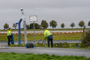 Sachsen, Schkeuditz: Die Kriminaltechnik ist am Ort beschäftigt, an dem ein Zaunelement zum Flugplatzgelände durchbrochen wurde, © DPA/Heiko Rebsch