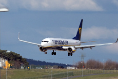 Eine Boeing 737 von Ryanair im Landeanflug., © DPA/Soeren Stache