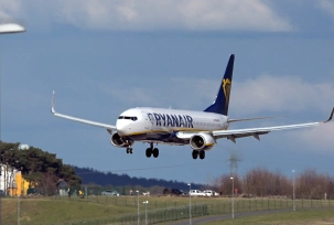 Eine Boeing 737 von Ryanair im Landeanflug., © DPA/Soeren Stache